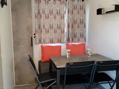 Coin salon dans l'établissement Mobil-home confortable avec terrasse à Tréguennec - API-1-52-1091