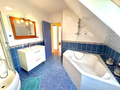 Salle de bains dans l'établissement Maison familiale, Locronan centre à 5 min