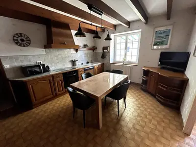 Cuisine ou kitchenette dans l'établissement Mamy Ty Coz 7 personnes proche mer et GR 34