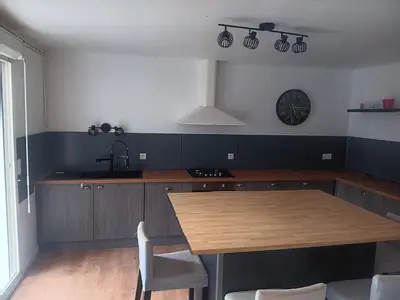 Cuisine ou kitchenette dans l'établissement Location maison lotissement paisible