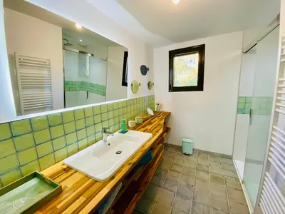 Salle de bains dans l'établissement La Villa de l étang , 700 m beach facing Les Glénan