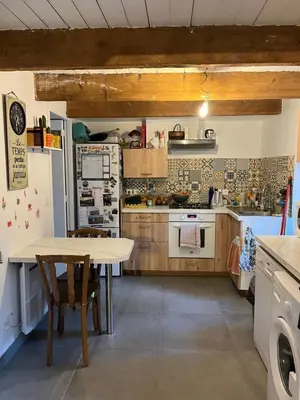 Cuisine ou kitchenette dans l'établissement Petite maison au bord du Goyen