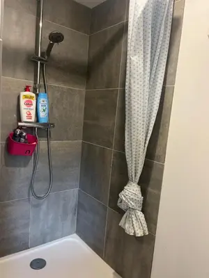 Salle de bains dans l'établissement Petite maison au bord du Goyen