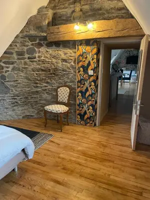 Coin salon dans l'établissement Moulin entier rénové