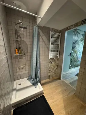 Salle de bains dans l'établissement Moulin entier rénové