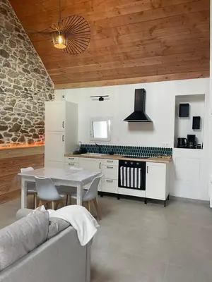 Coin salon dans l'établissement Maisonnette cosy proche de la côte