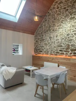 Coin salon dans l'établissement Maisonnette cosy proche de la côte