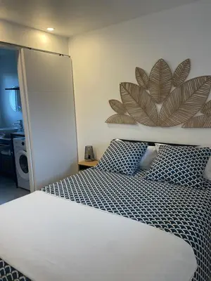 Un ou plusieurs lits dans un hébergement de l'établissement Maisonnette cosy proche de la côte