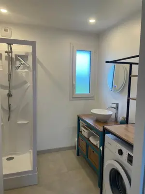 Salle de bains dans l'établissement Maisonnette cosy proche de la côte