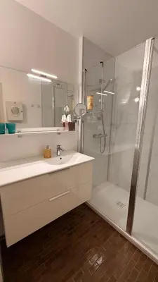 Salle de bains dans l'établissement Charmant T2 à 100m de la plage