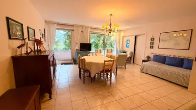 Coin salon dans l'établissement Charmant T2 à 100m de la plage