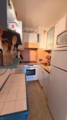 Cuisine ou kitchenette dans l'établissement Charmant T2 à 100m de la plage