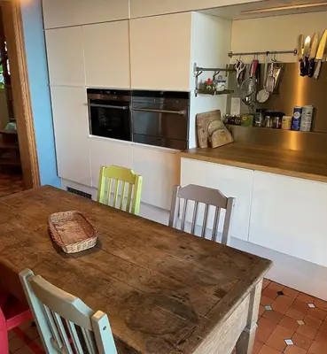 Cuisine ou kitchenette dans l'établissement Villa vue Mer imprenable - GR34- terrain 2Ha