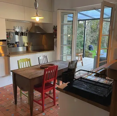Cuisine ou kitchenette dans l'établissement Villa vue Mer imprenable - GR34- terrain 2Ha