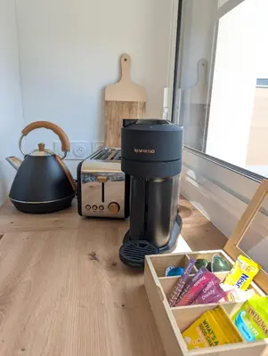 Plateau bouilloire dans l'établissement LocaLise - Jeter l'ancre, La maison moderne tout proche de la mer - jardin clos - wifi inclus - portail électrique - Linge de lit inclus