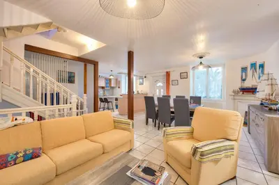 Coin salon dans l'établissement 800m plage - grande maison pour 6 avec billard