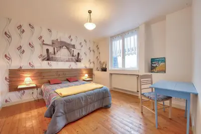 Un ou plusieurs lits dans un hébergement de l'établissement 800m plage - grande maison pour 6 avec billard
