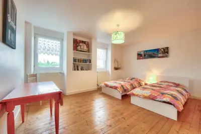 Un ou plusieurs lits dans un hébergement de l'établissement 800m plage - grande maison pour 6 avec billard