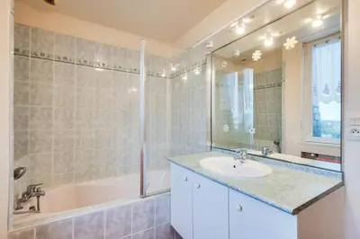 Salle de bains dans l'établissement 800m plage - grande maison pour 6 avec billard