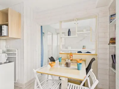 Cuisine ou kitchenette dans l'établissement Vue mer - Studio 4 personnes à 200m de la plage