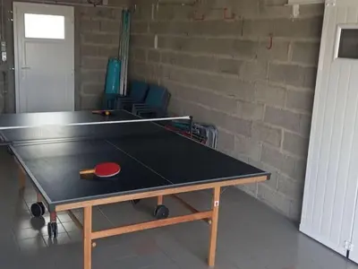 Tennis de table au sein de l'établissement Holiday Home Ferienvilla Gîte Portsallais - Ferienhaus Portsallais by Interhome ou à proximité