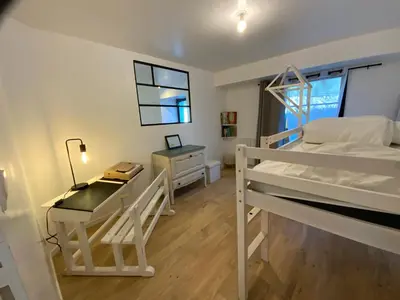 Un ou plusieurs lits dans un hébergement de l'établissement Appartement avec son jardin face au port d'Audierne