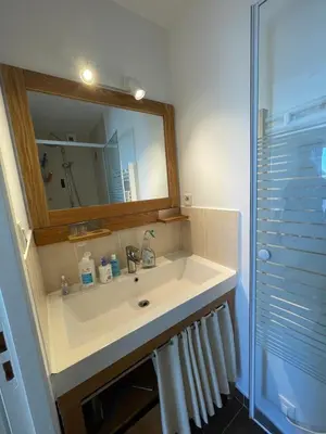 Salle de bains dans l'établissement Maison proche de la plage de Goulien - Kerret