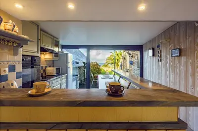 Cuisine ou kitchenette dans l'établissement Ty Zazou - Proche de la mer