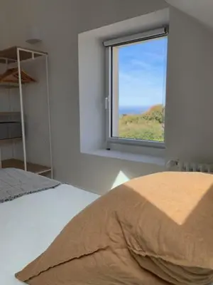 Un ou plusieurs lits dans un hébergement de l'établissement Large home with sea view
