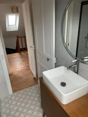 Salle de bains dans l'établissement Large home with sea view