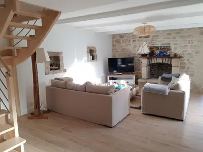 Télévision ou salle de divertissement dans l'établissement Maison avec son grand jardin clos 500m de l'océan