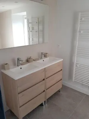 Salle de bains dans l'établissement Maison avec son grand jardin clos 500m de l'océan