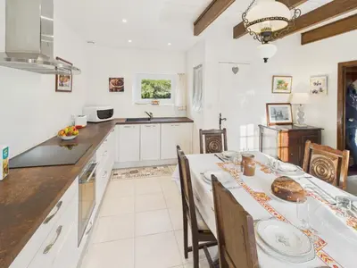 Cuisine ou kitchenette dans l'établissement 10 min de la Torche - Jolie maison pour 6 - Jardin