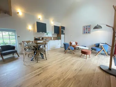 Télévision ou salle de divertissement dans l'établissement La Palud - PMR, Parking, Wifi, TV, 500m du centre
