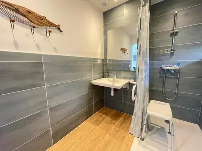 Salle de bains dans l'établissement La Palud - PMR, Parking, Wifi, TV, 500m du centre