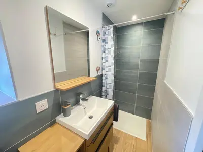 Salle de bains dans l'établissement Lokorn - Chaleureux, parking, WiFi, 500m du centre