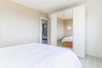 Un ou plusieurs lits dans un hébergement de l'établissement Maison vue mer avec Jacuzzi Crozon