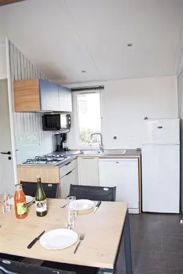 Cuisine ou kitchenette dans l'établissement ZEcamping 4 avec pet friendly piscine couverte à 200m de la plage