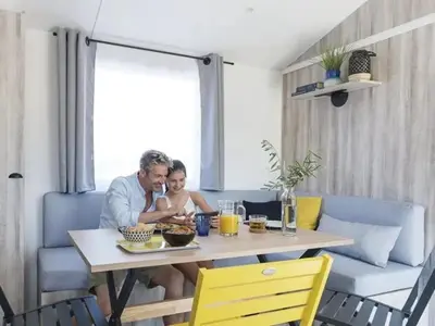 Clients de l'établissement ZEcamping 4 avec pet friendly piscine couverte à 200m de la plage
