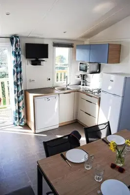 Cuisine ou kitchenette dans l'établissement ZEcamping 4 avec pet friendly piscine couverte à 200m de la plage