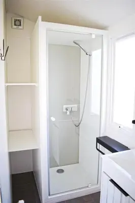 Salle de bains dans l'établissement ZEcamping 4 avec pet friendly piscine couverte à 200m de la plage