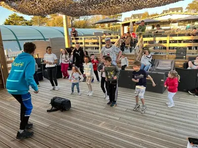 Clients de l'établissement ZEcamping 4 avec pet friendly piscine couverte à 200m de la plage