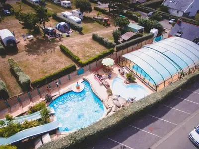 Piscine de l'établissement ZEcamping 4 avec pet friendly piscine couverte à 200m de la plage ou située à proximité