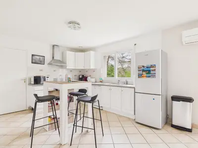 Cuisine ou kitchenette dans l'établissement Maison familiale pour 4 adultes et 4 enfants