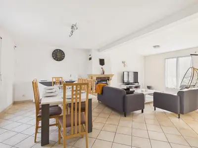 Télévision ou salle de divertissement dans l'établissement Maison familiale pour 4 adultes et 4 enfants