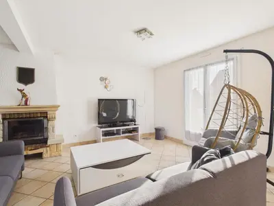 Télévision ou salle de divertissement dans l'établissement Maison familiale pour 4 adultes et 4 enfants