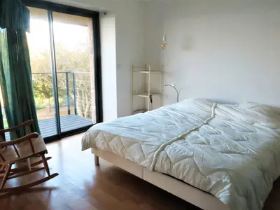 Un ou plusieurs lits dans un hébergement de l'établissement Maison pieds dans l'eau à Trébeurden avec jardin et terrasse - FR-1-368-469