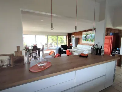 Cuisine ou kitchenette dans l'établissement Maison pieds dans l'eau à Trébeurden avec jardin et terrasse - FR-1-368-469