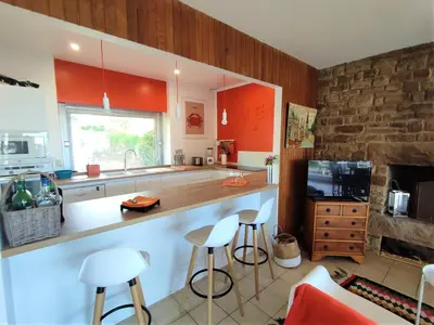 Cuisine ou kitchenette dans l'établissement Maison pieds dans l'eau à Trébeurden avec jardin et terrasse - FR-1-368-469