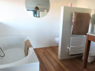 Salle de bains dans l'établissement Maison pieds dans l'eau à Trébeurden avec jardin et terrasse - FR-1-368-469